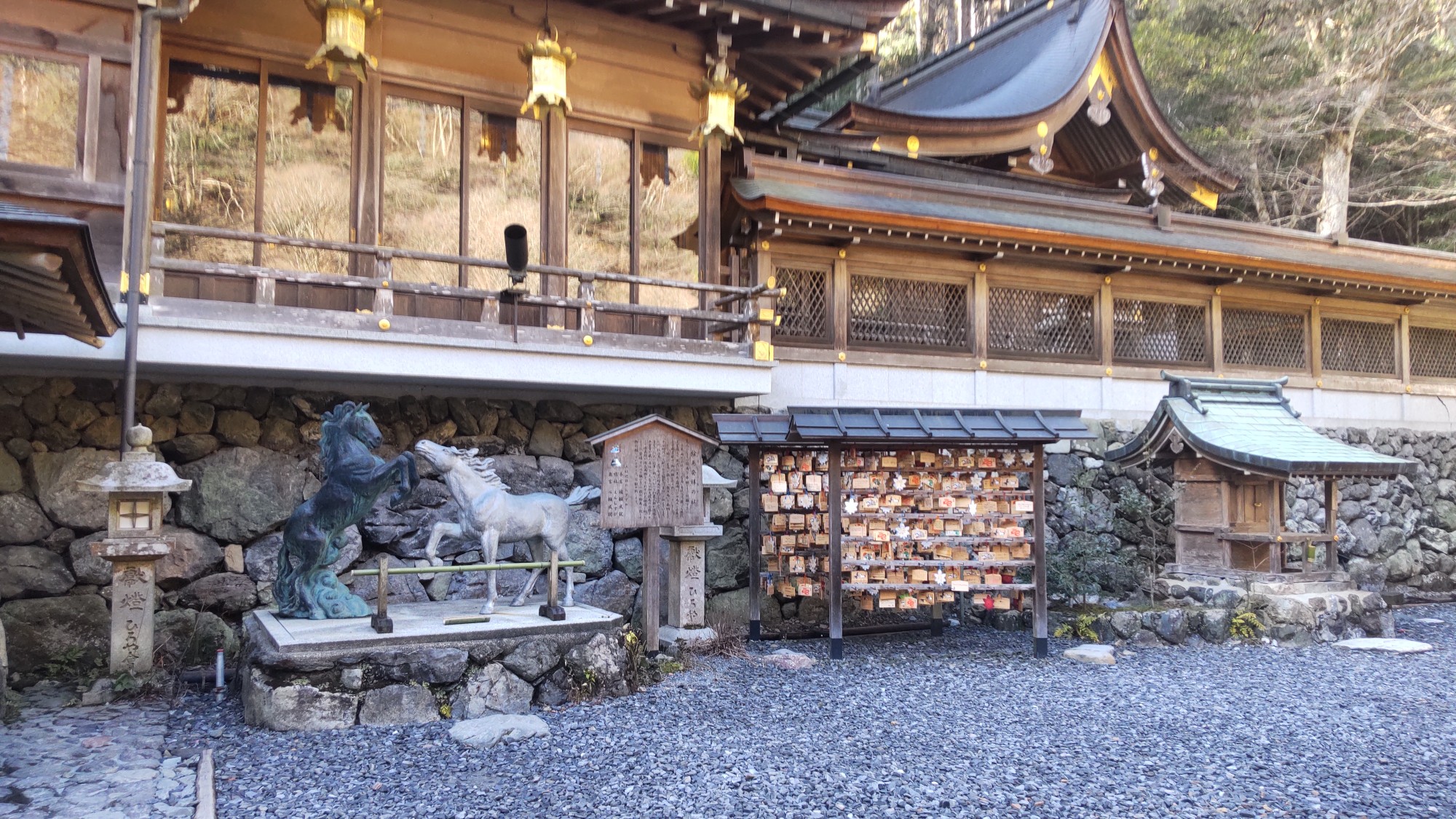 貴船神社本宮境内の馬の銅像