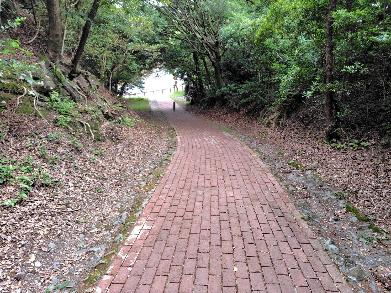 深山砲台跡のレンガ舗装路