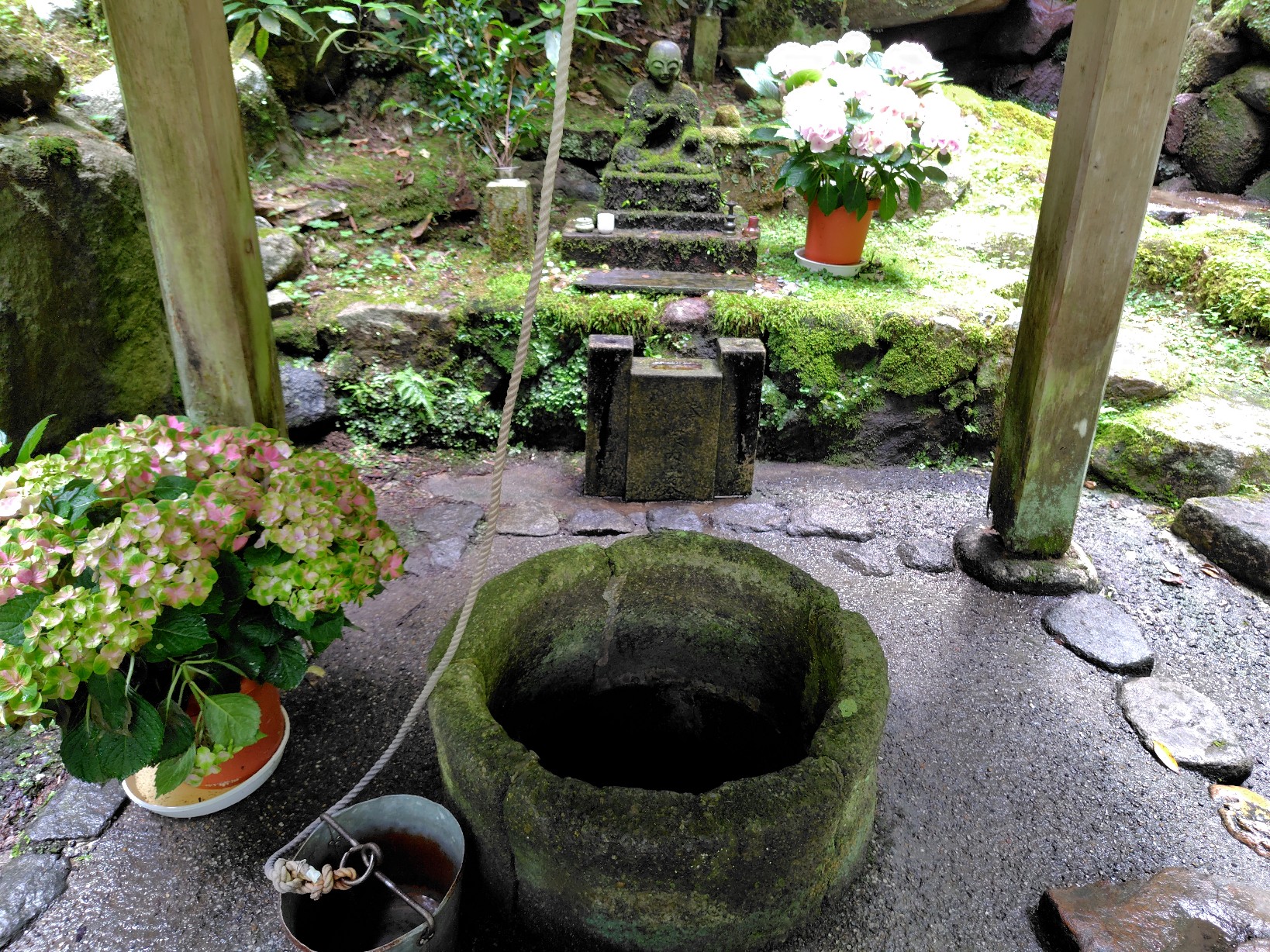 瑠璃井の釣瓶(つるべ)