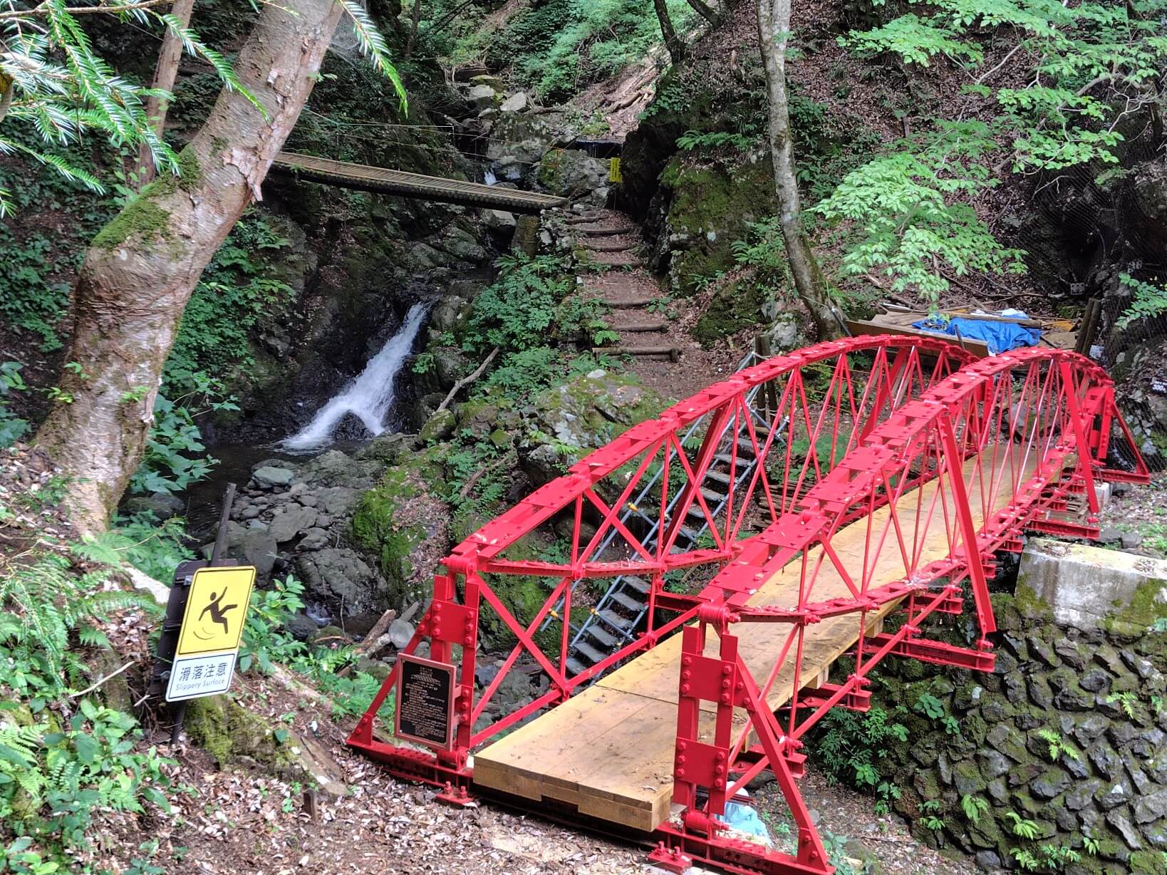 天滝のレンティキュラートラス橋