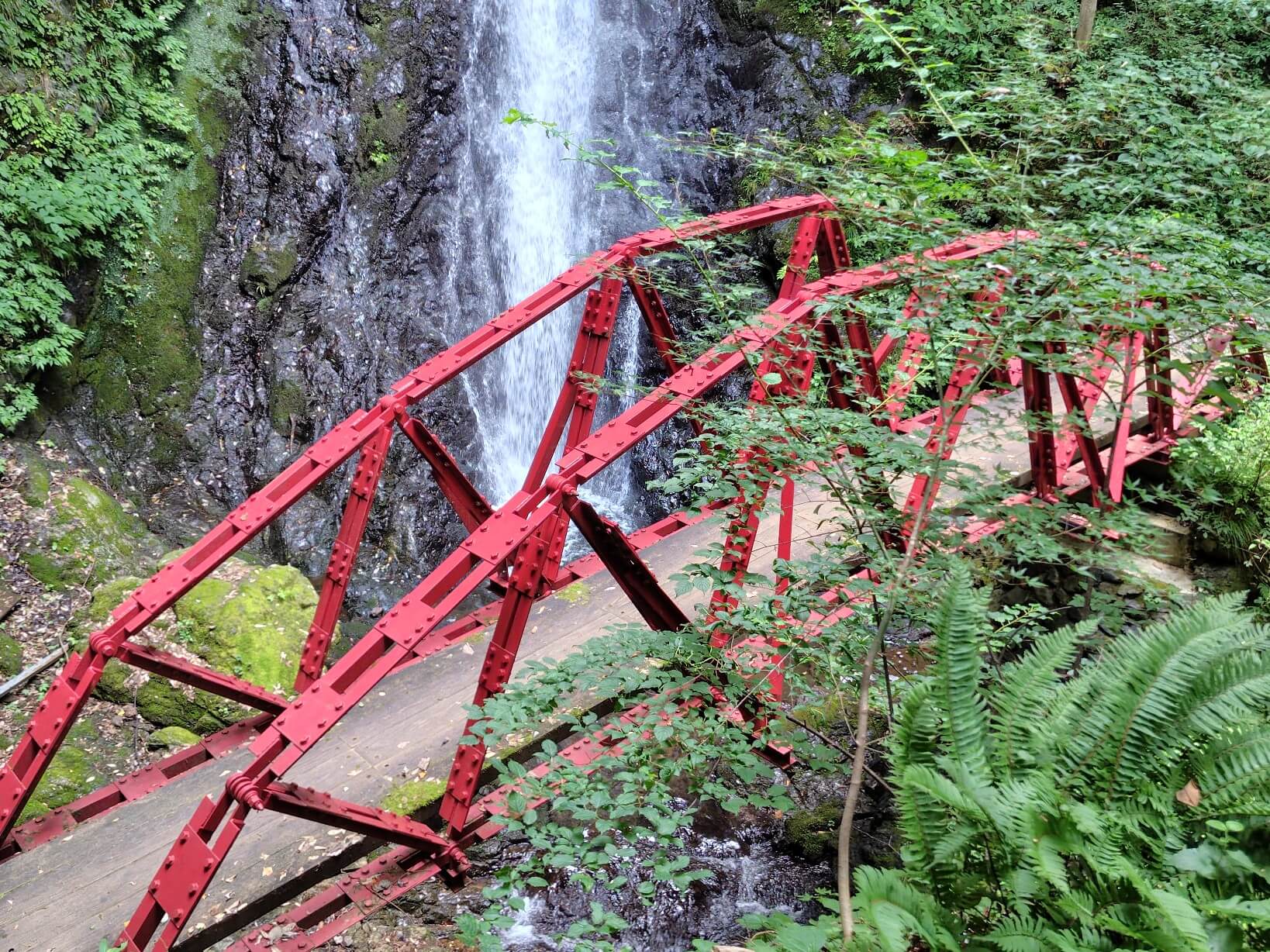 鼓ヶ滝とレンティキュラートラス橋