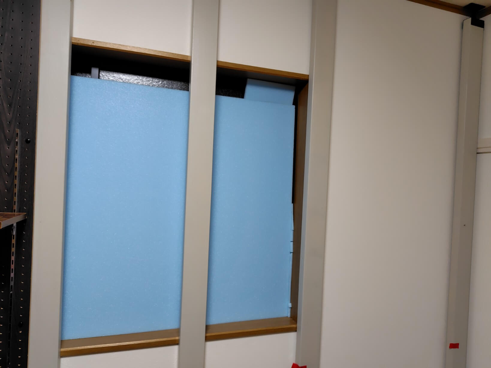 窓を塞ぐスタイロフォーム