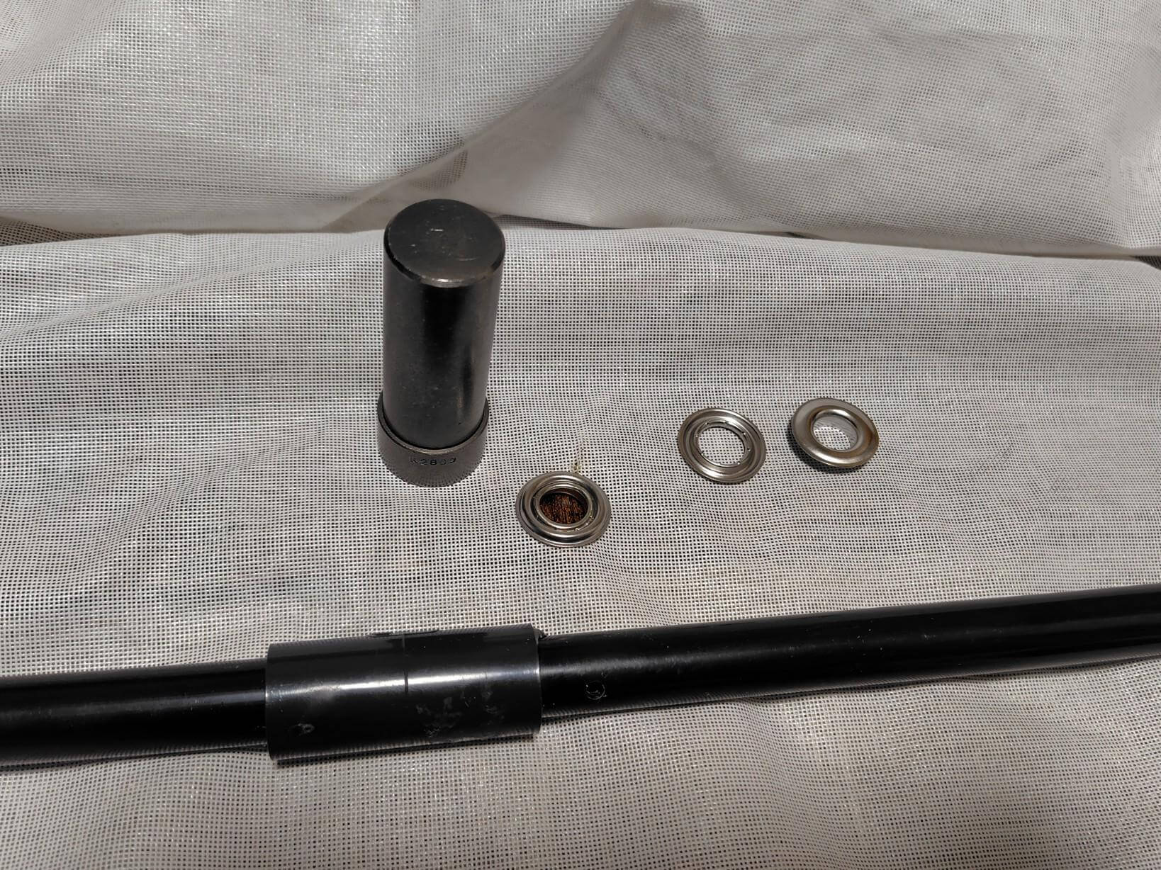 防炎メッシュシートにハトメ打ち具でハトメを追加