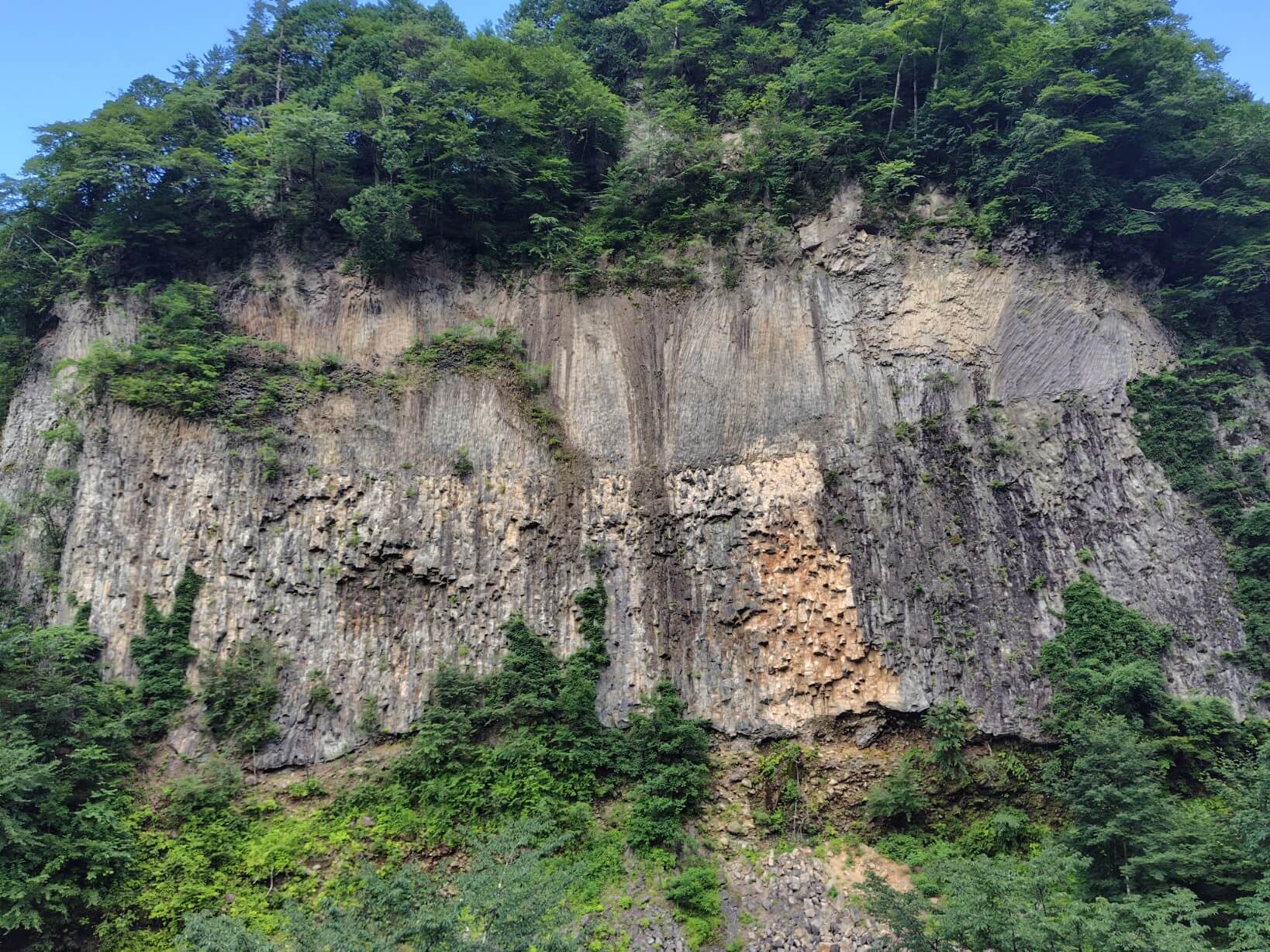 岐阜の天然記念物の巌立(がんだて)