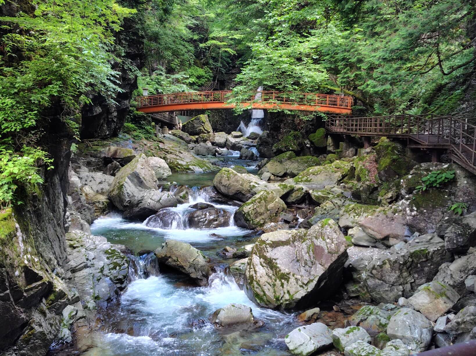 がんだて公園のたきみ橋（赤い橋）