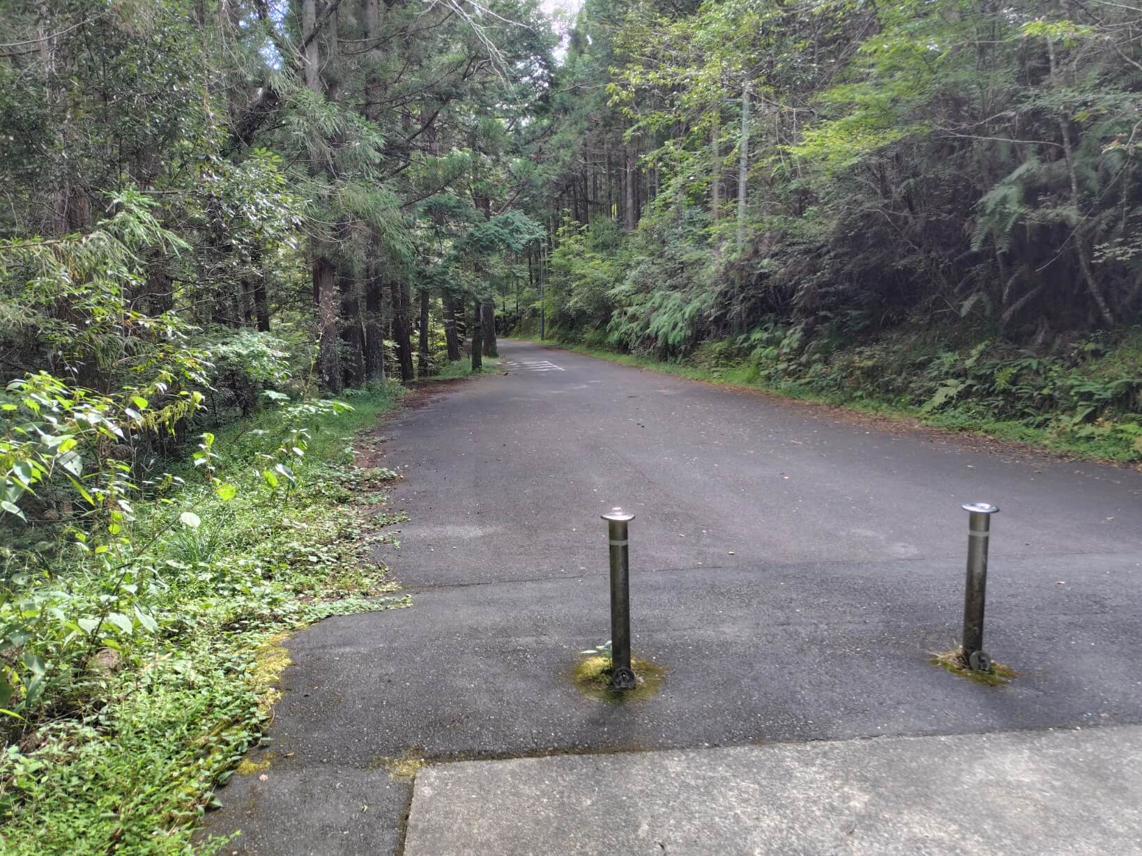 乳岩峡の入り口とかつての駐車場