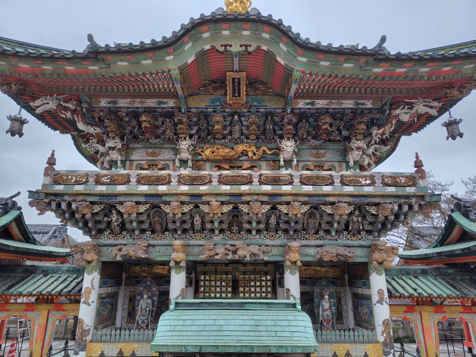 耕三寺の孝養門（西の日光）