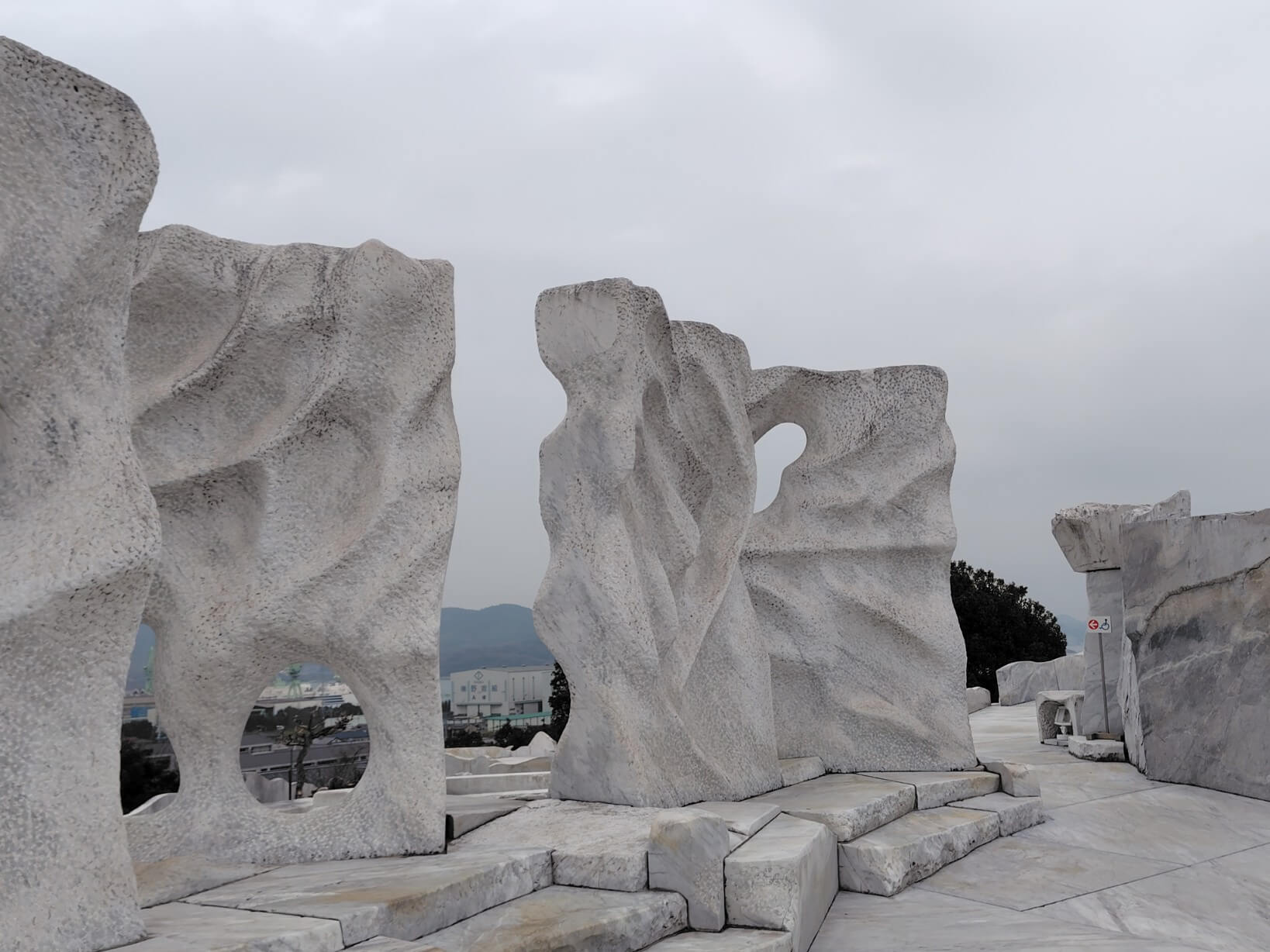 未来心の丘の近代的なアート作品