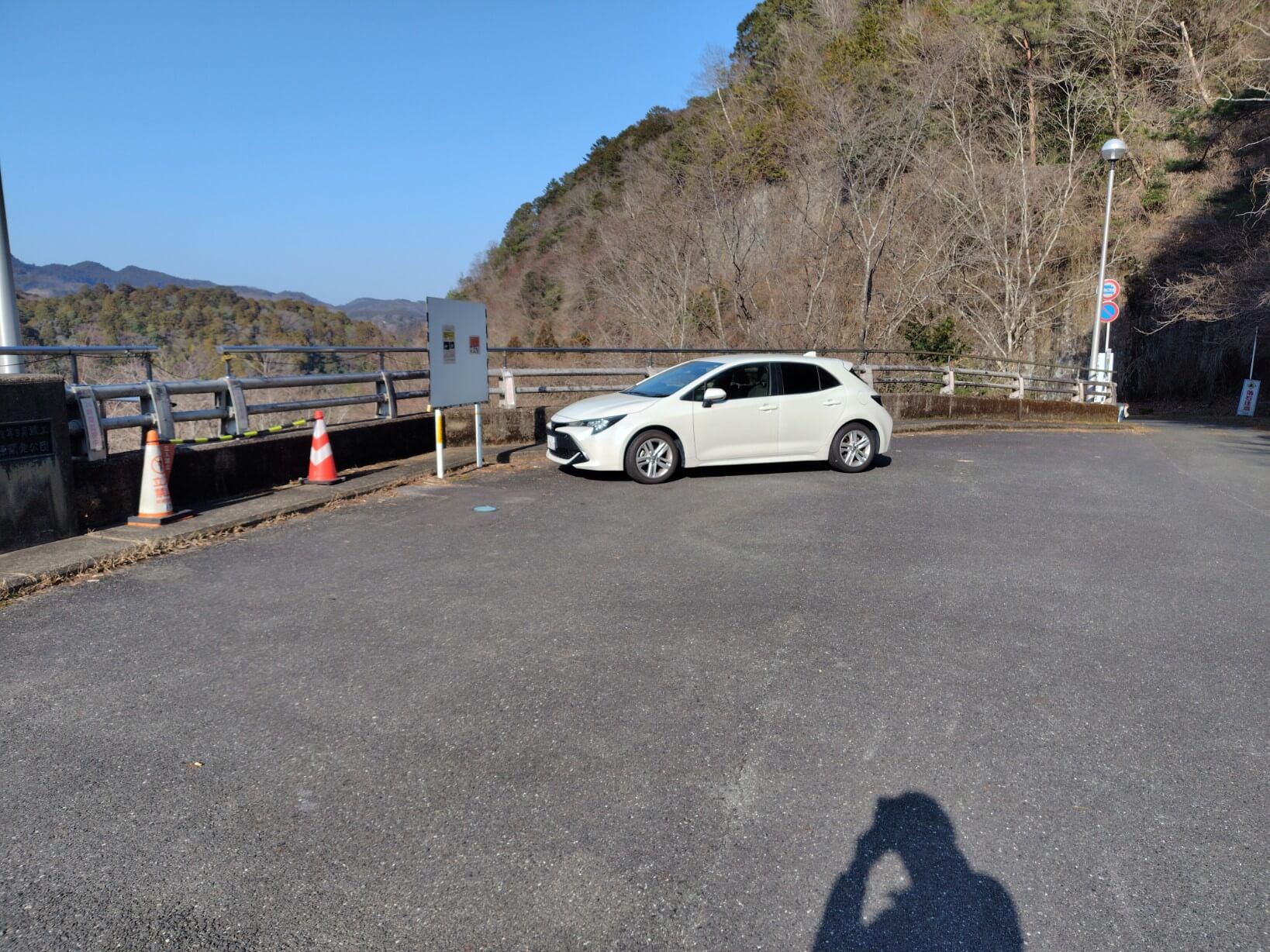 室生ダム前の広いスペースは車を駐車できる
