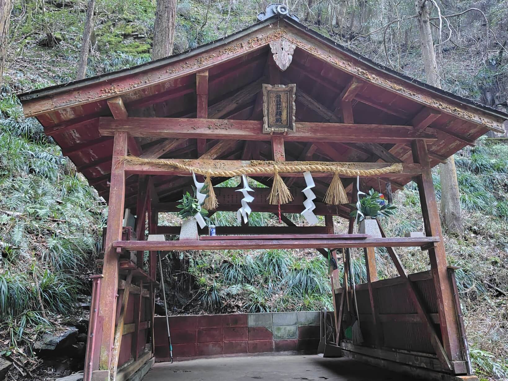 龍鎮神社の拝殿