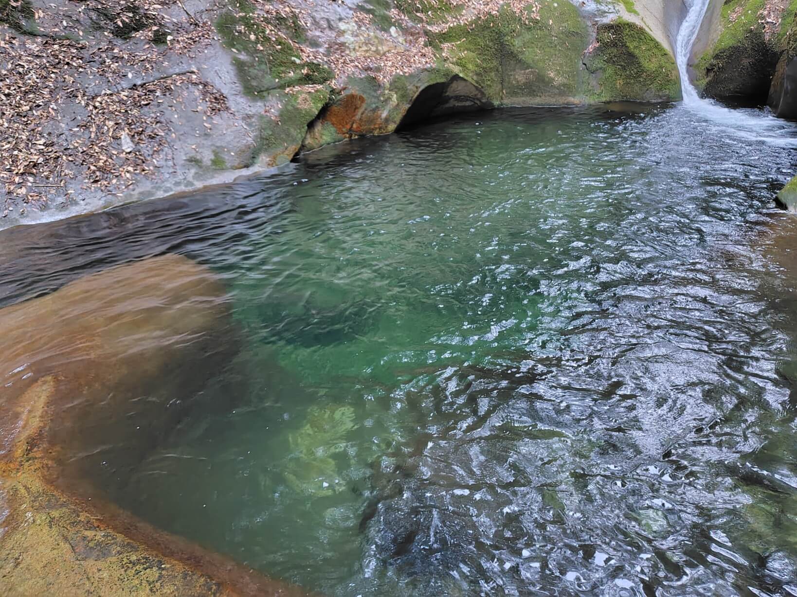 龍鎮神社の滝壺