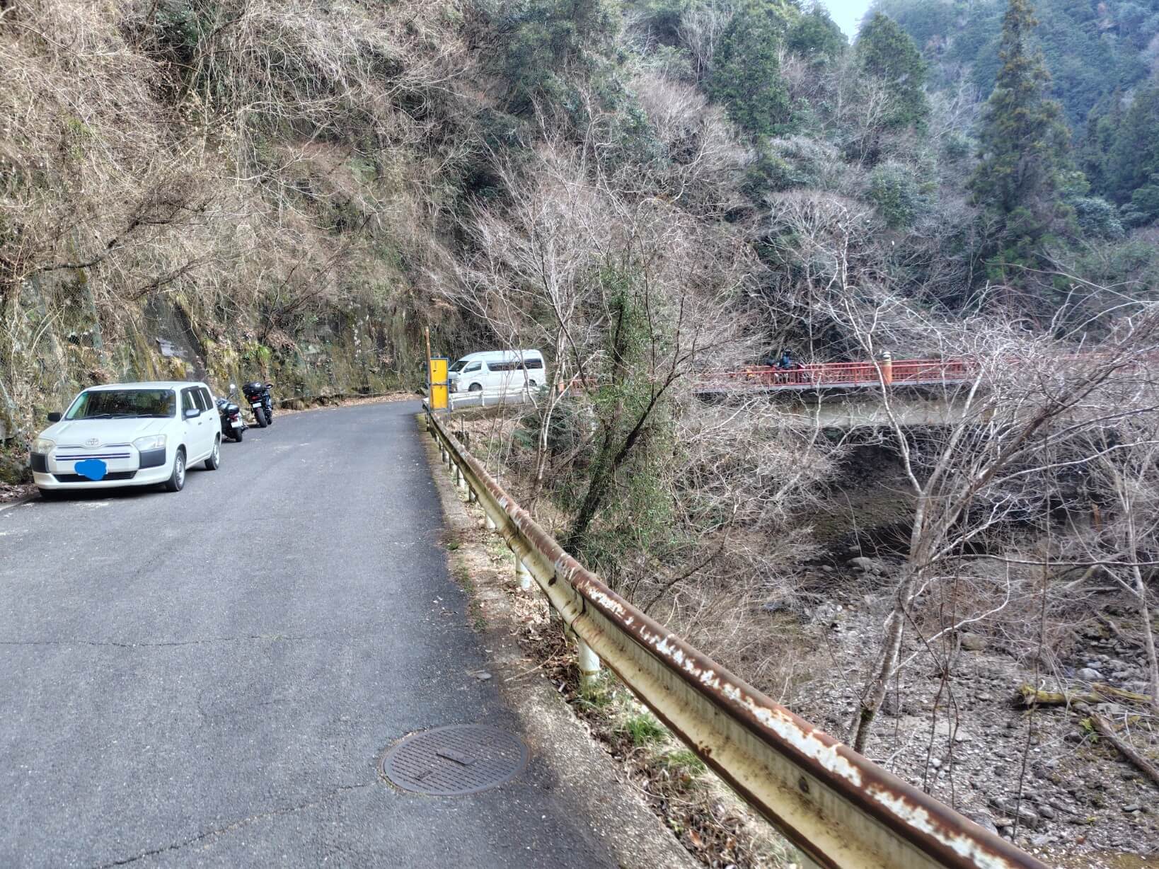 龍鎮神社前の龍鎮橋手前に駐車する